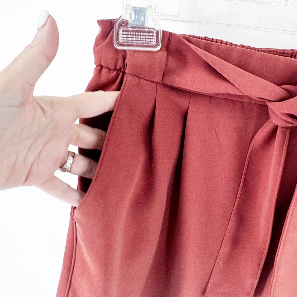 Lululemon Noir Short 5.5" High Waist Belted in
Rustic Clay Size 6 - Picture 5 of 6